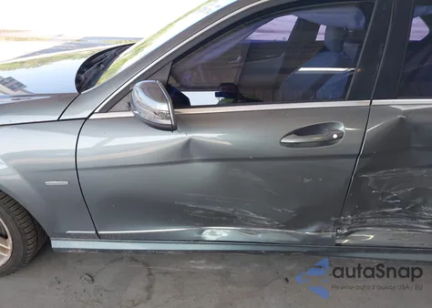 2012 Mercedes-Benz C 350 Sport z USA, uszkodzony, nr VIN WDDGF5HB7CR196993